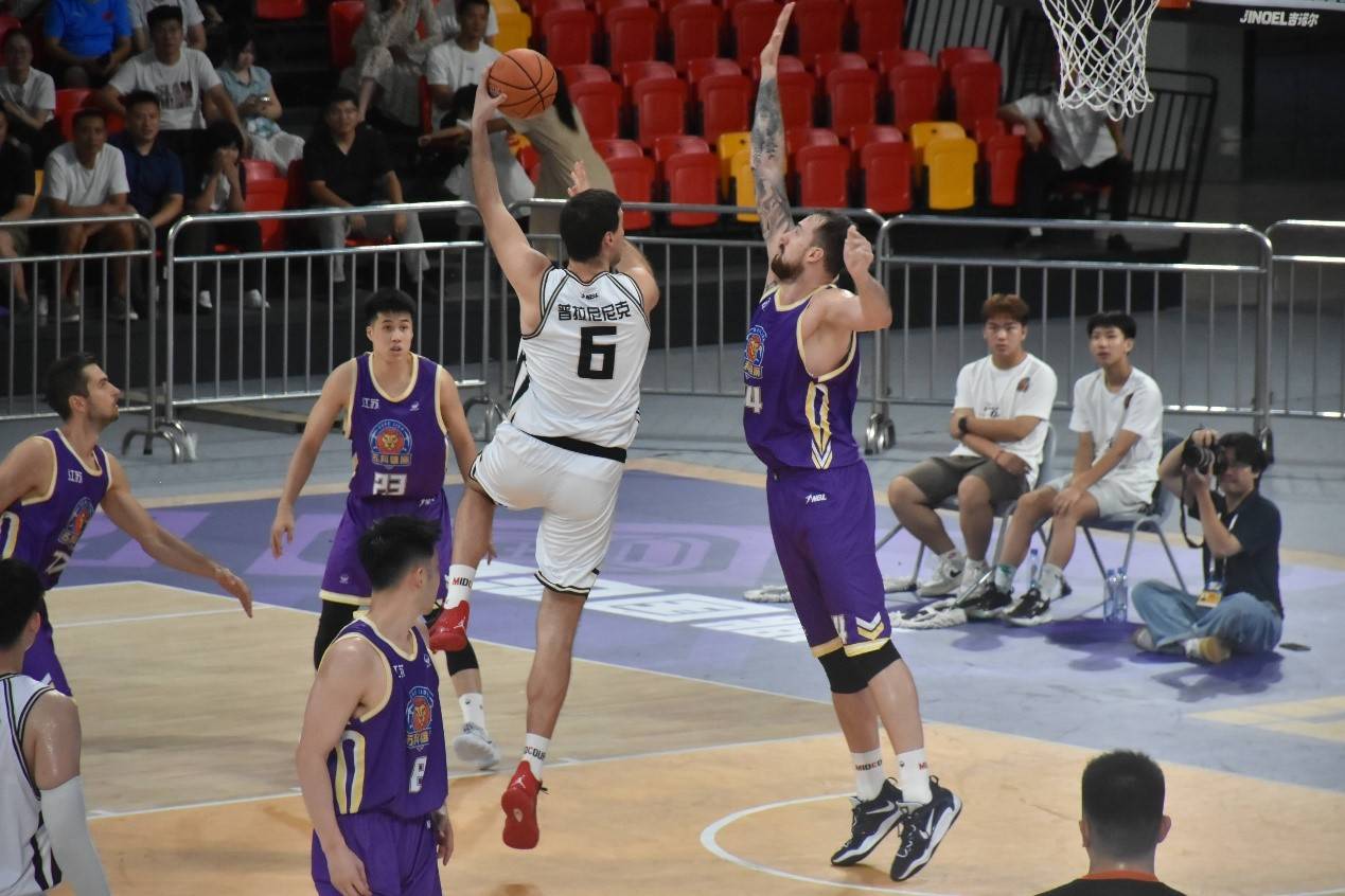 NBL赛场上发生激烈对抗，双方势均力敌的简单介绍